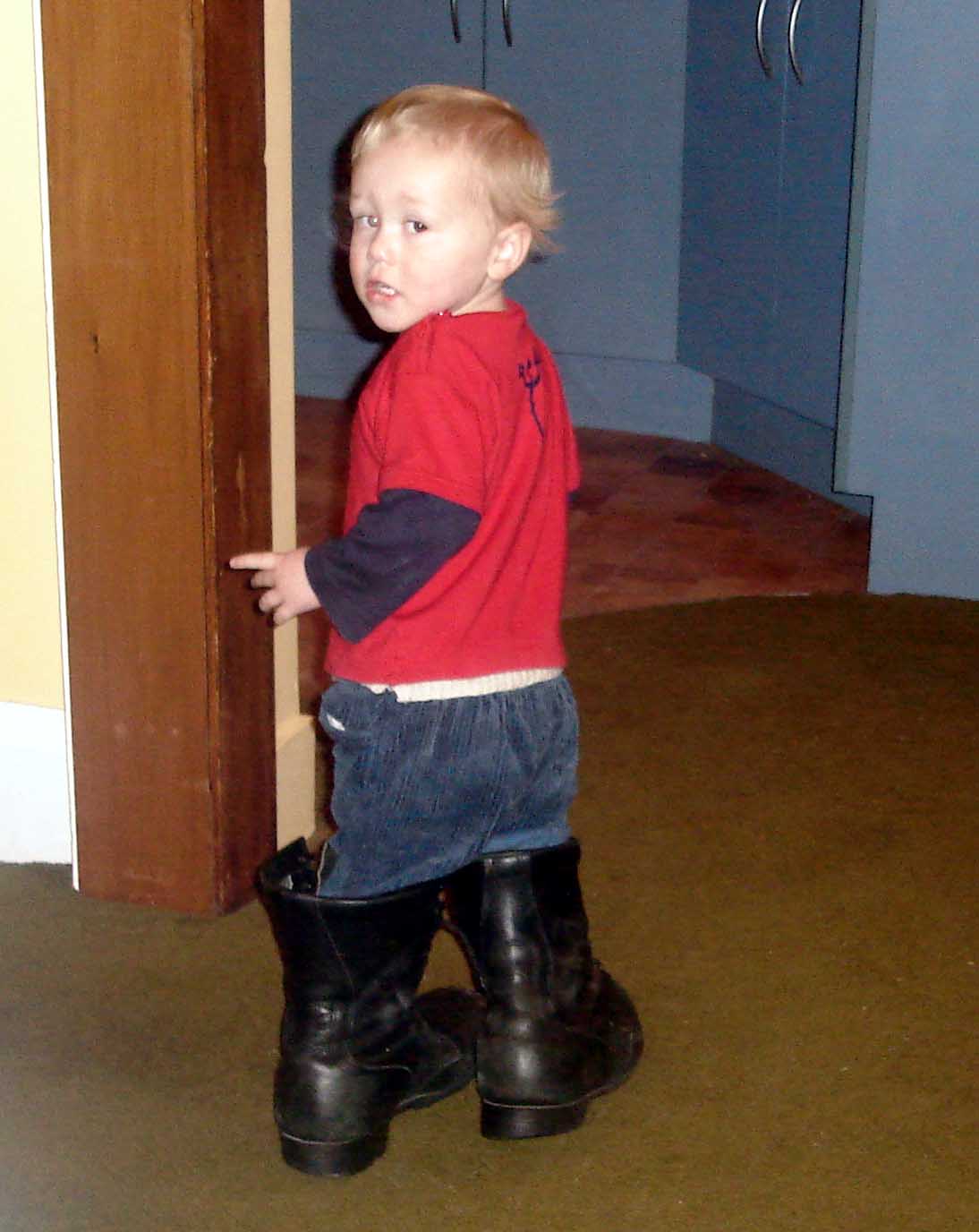 Luke/2005-09-08_Haircut/Boots A.JPG